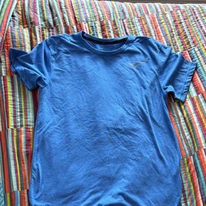 Nike athletic performance short sleeve size small fast shipping